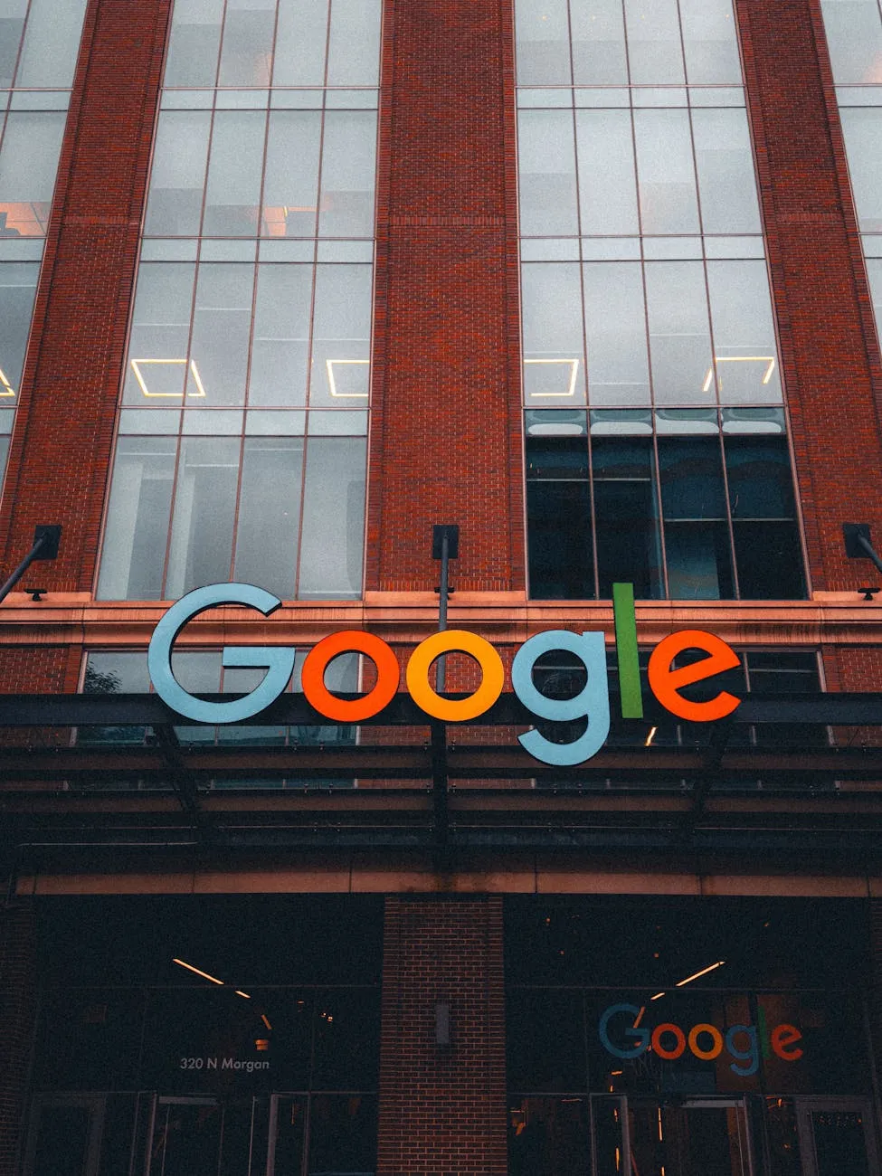 Ex-CEO do Google Enfrenta Vaias em Formatura ao Abordar IA: A Reação Surpreendente
