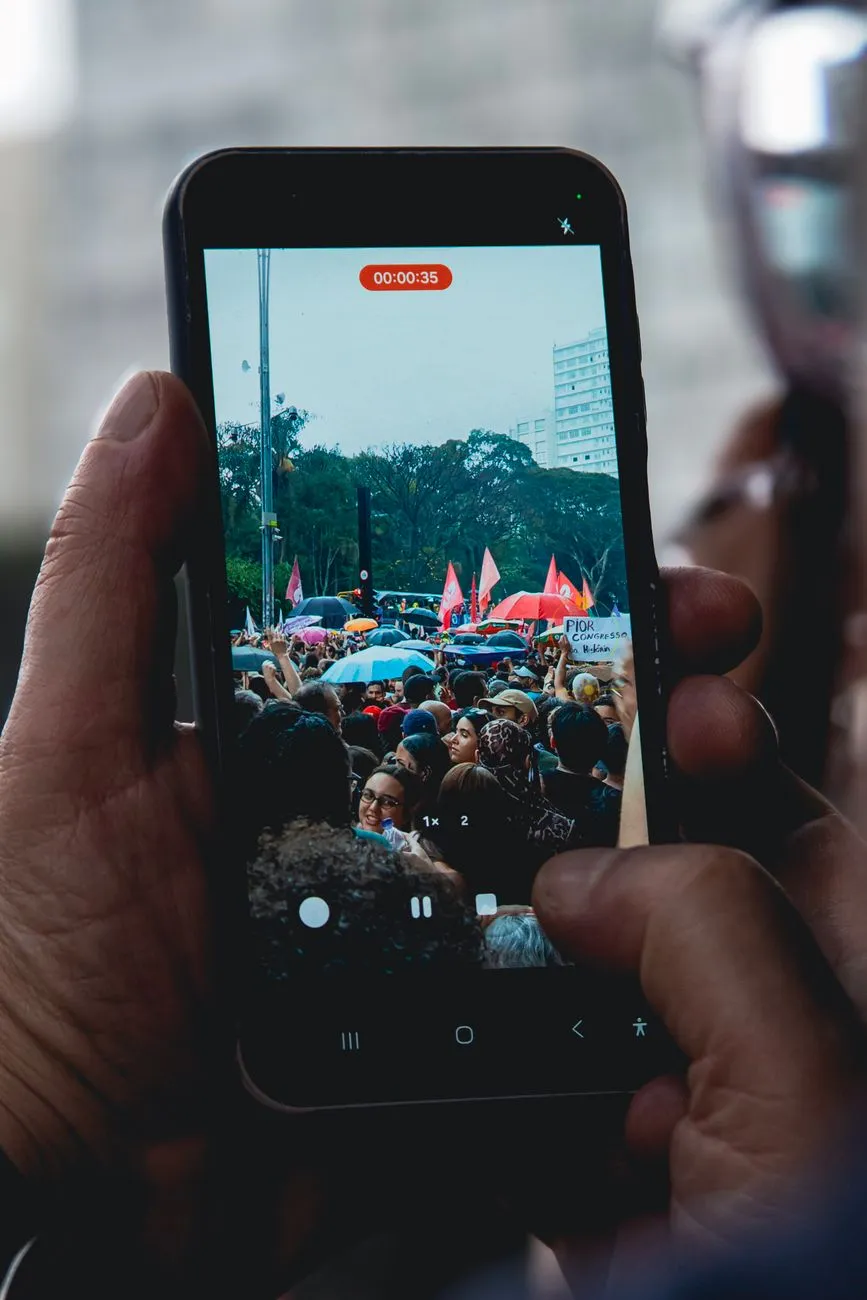 Desvendando a IA: Como Reconhecer Imagens e Vídeos Falsificados nas Eleições de 2026