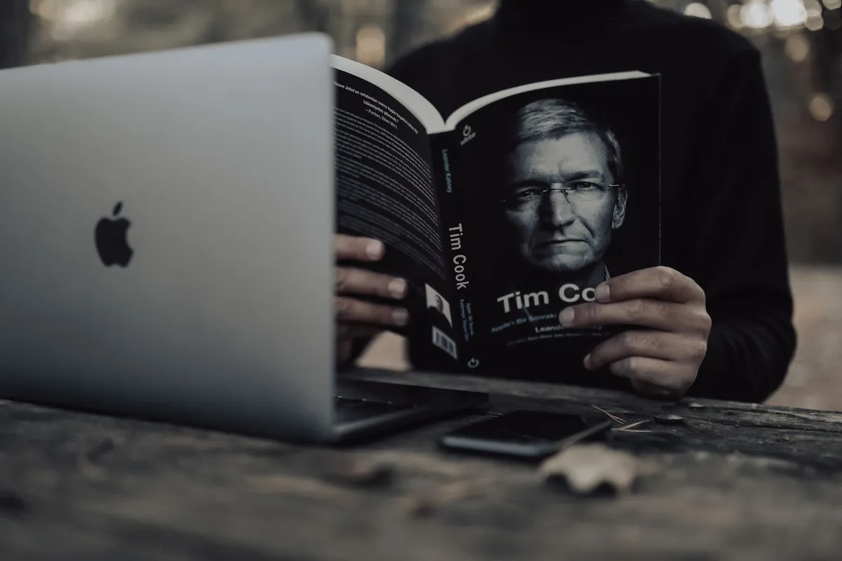 Tim Cook Deixa a Apple: O Legado Transformador e os Desafios do Futuro