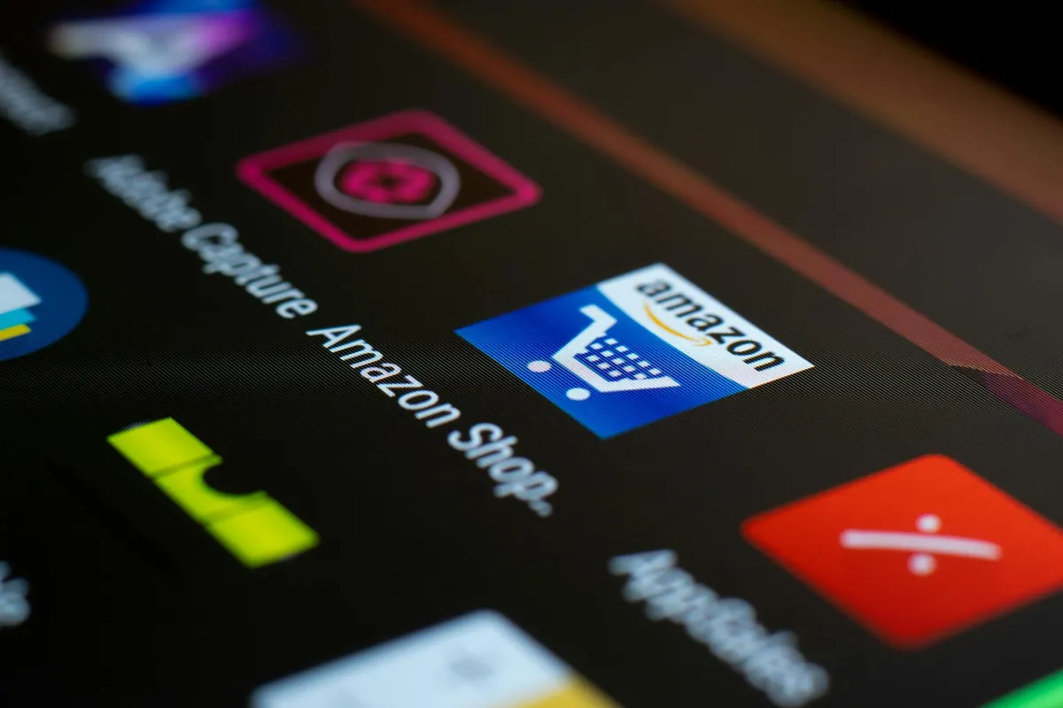 Nova investigação revela a verdadeira face da vigilância digital: Amazon e Facebook na mira