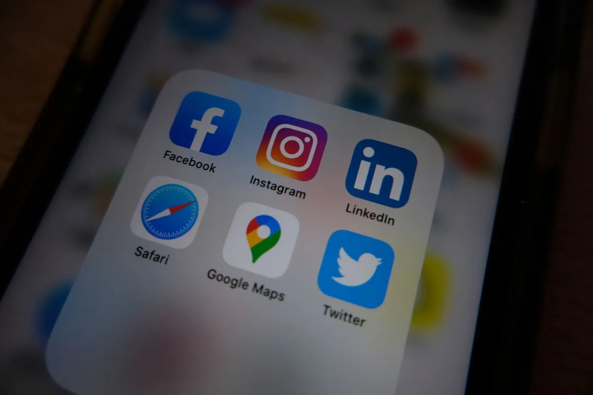 Deputados Elevam Gastos com Publicidade nas Redes Sociais: Um Olhar Crítico