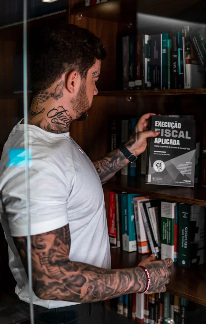 Influenciador é condenado por difamação em redes sociais: O caso que chocou a internet