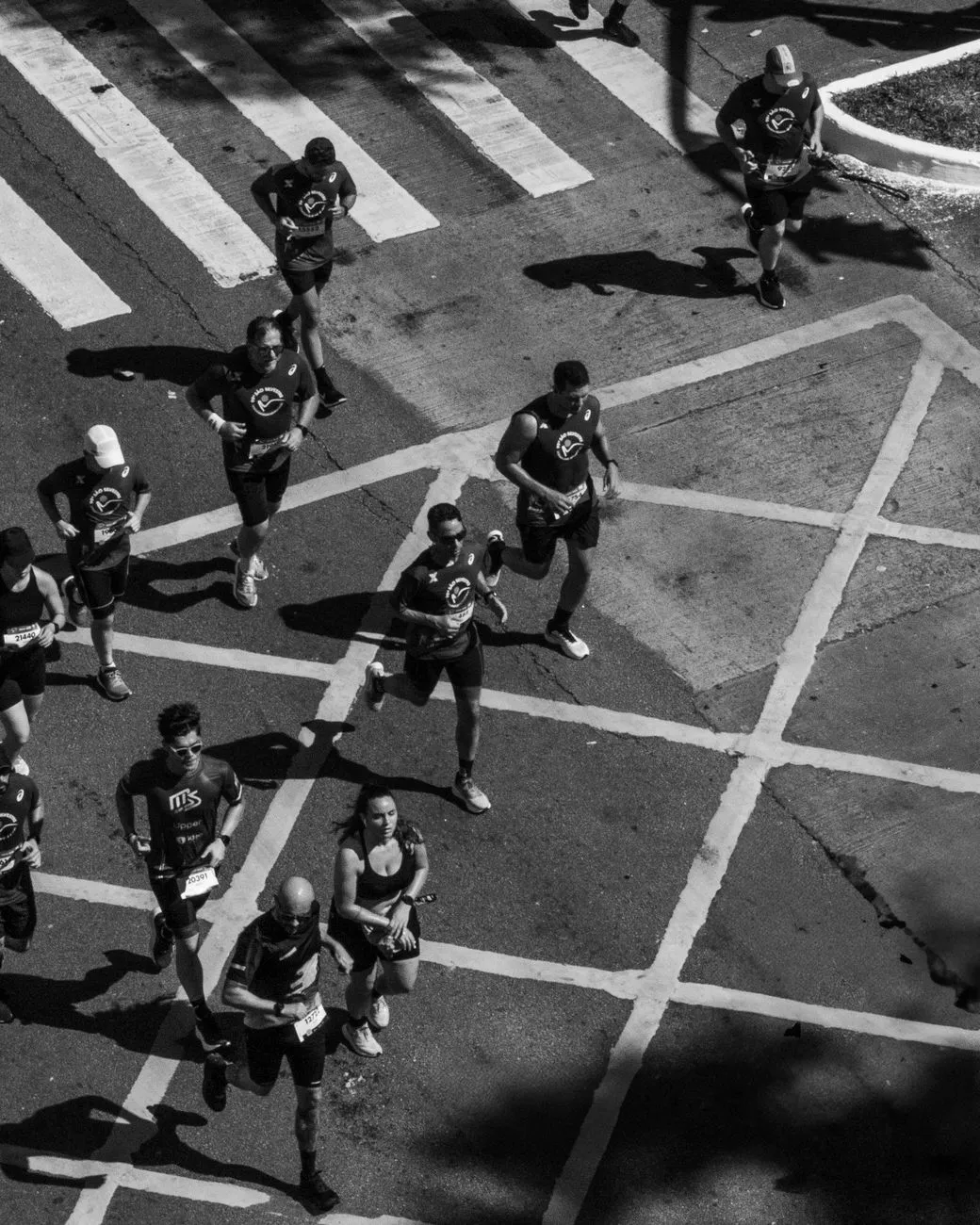 A Corrida pela Eficiência com IA: Um Risco Estrutural para Gigantes Empresariais